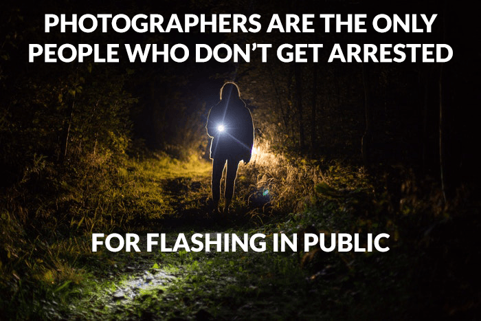 Broma de fotografía sobre una foto de una persona con una linterna al aire libre