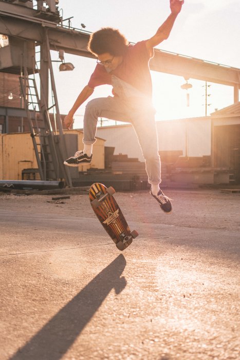 Un skater haciendo trucos en un día de verano