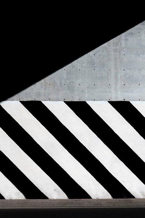 Una fotografía callejera abstracta que demuestra el contraste: principios de diseño en fotografía