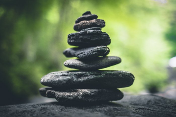 Un montón de rocas al aire libre, demostrando unidad en la fotografía: principios de arte y diseño