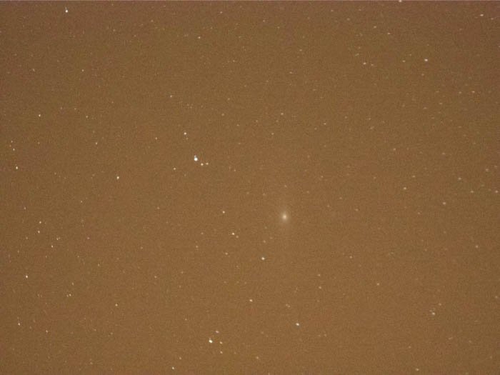 Galaxia de Andrómeda fotografiada bajo un cielo moderadamente contaminado por luz
