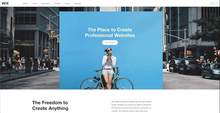 Captura de pantalla de la página de inicio de wix, un creador de sitios web, con una mujer y una bicicleta