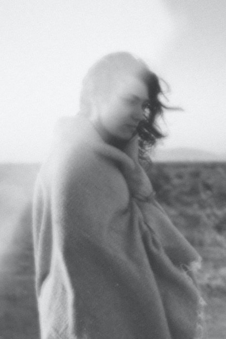 fotografía en blanco y negro de una mujer con una capa