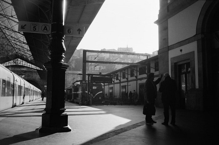 fotografía en blanco y negro de una plataforma de tren