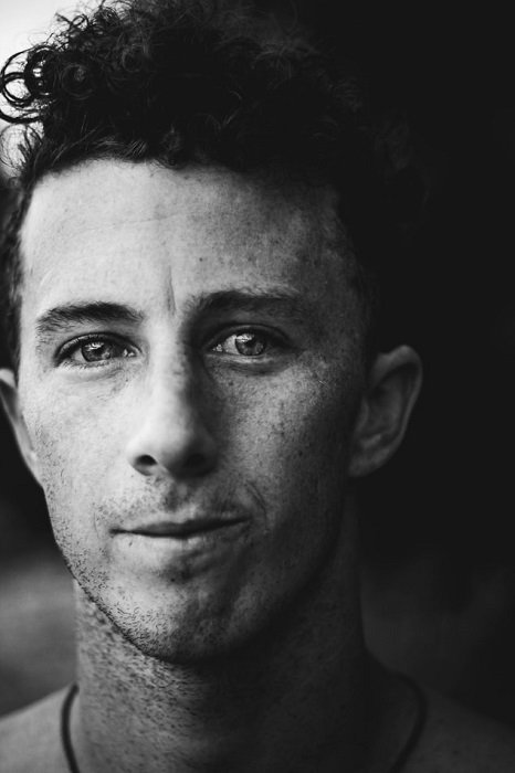 fotografía en blanco y negro de alto contraste de un hombre sonriendo