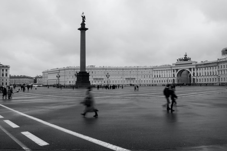 imagen de película en blanco y negro de una plaza de la ciudad con peatones borrosos