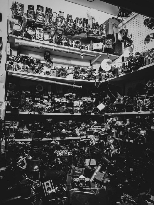 estantes llenos de cámaras de cine tomadas en películas en blanco y negro