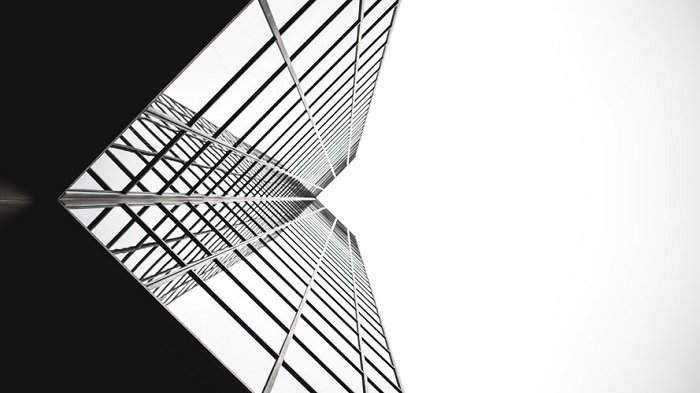 procesamiento de película en blanco y negro de un rascacielos de cristal