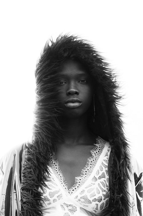hermosa imagen en blanco y negro de una mujer con grano de película claro
