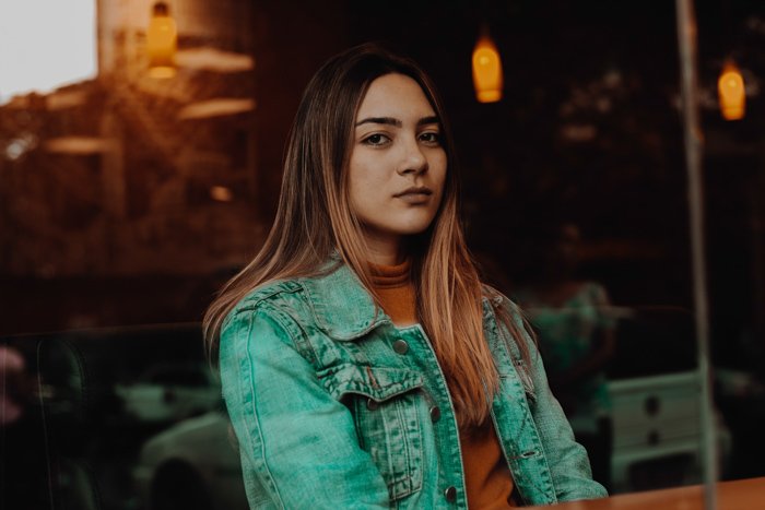 Retrato atmosférico de una modelo femenina usando color naranja y azul en fotografía