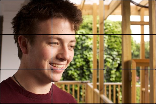 Una foto de un hombre mirando fuera de cámara con madera como fondo interesante