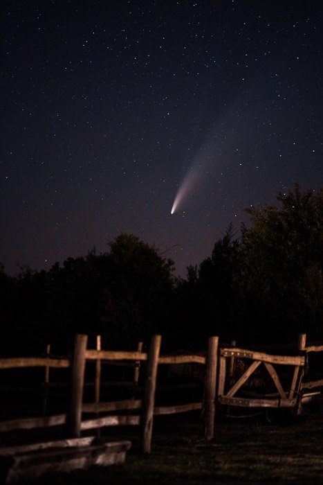 Un cometa en el cielo nocturno