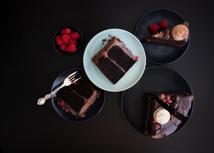Foto plana de un delicioso pastel de chocolate