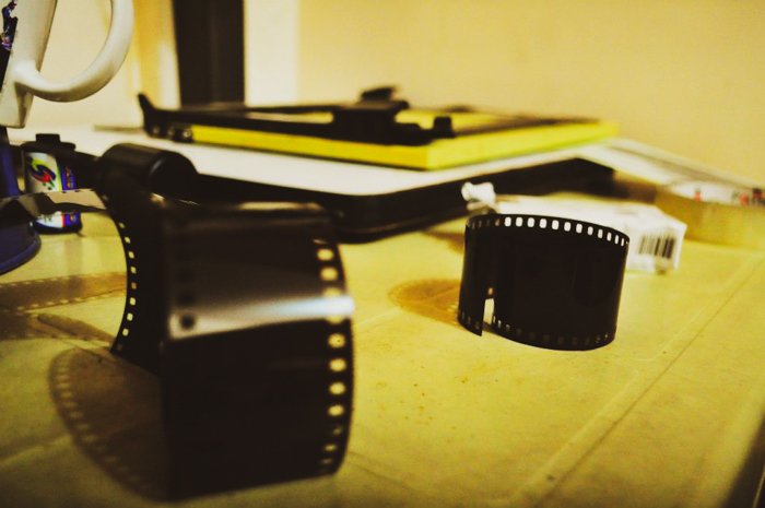 Película de fotografía en un escritorio