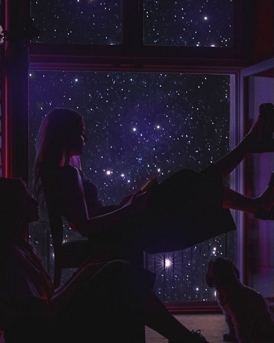 una silueta de collage digital de una mujer sentada en la ventana