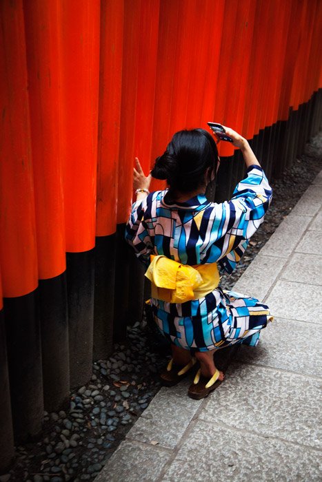 foto de una chica con un kimono de colores haciéndose selfies