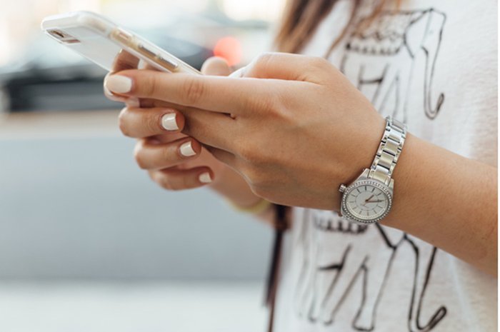 mujer usando teléfono inteligente