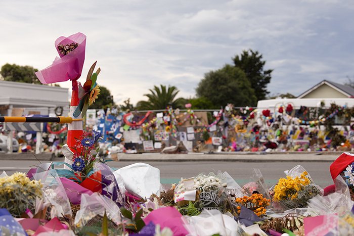 Fotografía callejera de bellas artes de un tributo floral fuera de una mezquita de Christchurch.