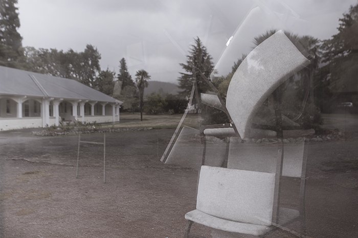 Mirando a través de la ventana de un antiguo hospital en desuso en Nueva Zelanda.