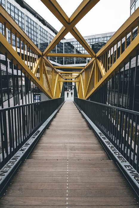 Puente de hierro fundido con barras amarillas como ejemplo de líneas principales en fotografía geométrica