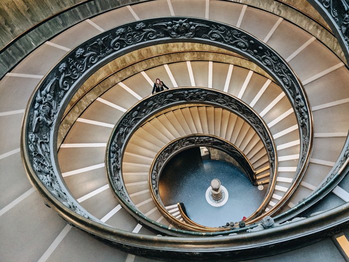 Fotografía cenital de una escalera de caracol ornamentada