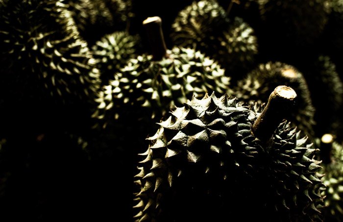 Una foto oscura y sucia de las frutas Durian