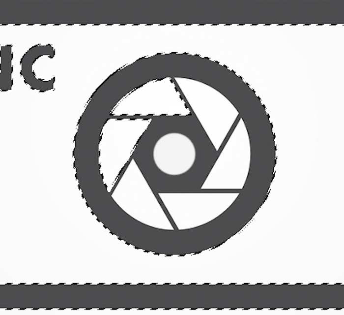 Espacio negativo resaltado en el logotipo con la herramienta Varita mágica de Photoshop