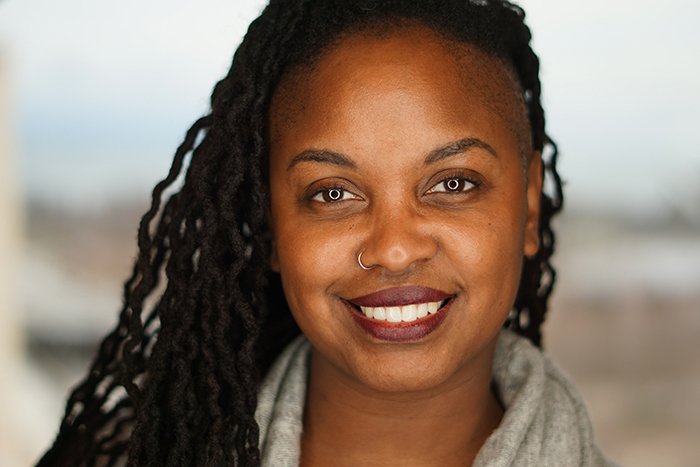 Un impresionante retrato de una modelo femenina tomada con fotografía de luz anular