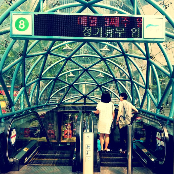 Una buena composición y buenos elementos de diseño también son importantes en la fotografía callejera.  Esto es cierto para cualquier cámara que estés usando.