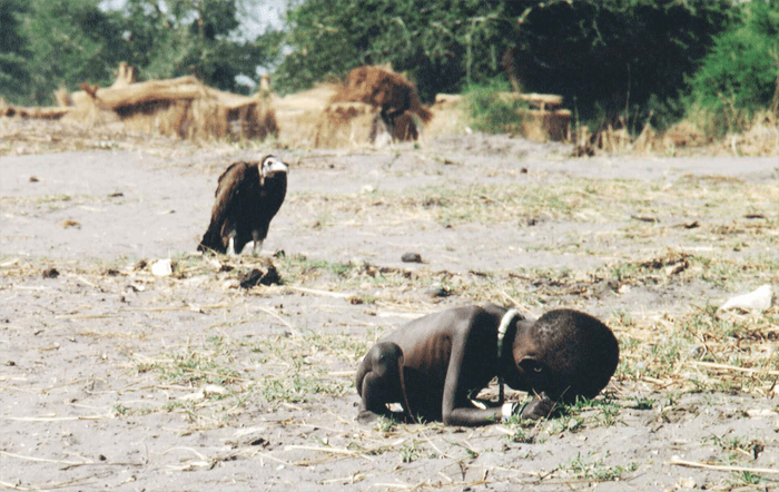 Niño hambriento y buitre, foto icónica de Kevin Carter 1993