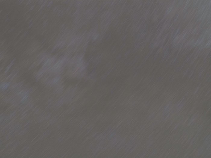 Fotografía del cielo nocturno de rastros de estrellas de una exposición prolongada de 3 minutos con una lente de 50 mm en Olympus OM-D 10.