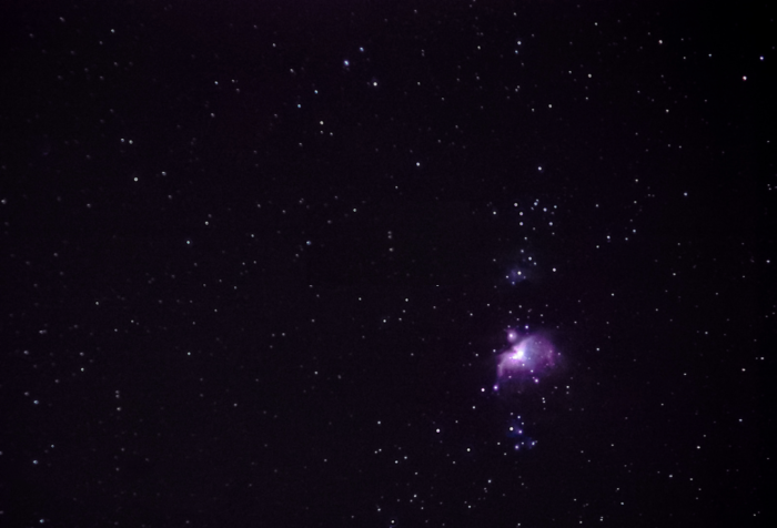 una fotografía del cielo nocturno de M42 en un trípode fijo. Olympus OM-D EM-10, 150 mm, f/4, 3,2 segundos, pila de 50 imágenes.