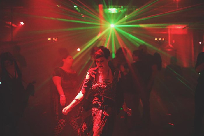 Retrato de fotografía de discoteca atmosférica de una bailarina
