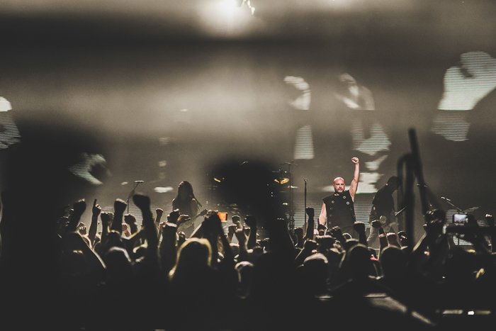 Un concierto en vivo en un ambiente interior oscuro: consejos para la fotografía de clubes nocturnos