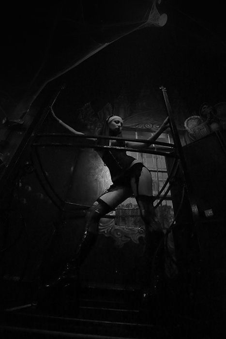 Retrato de fotografía de discoteca atmosférica de una bailarina