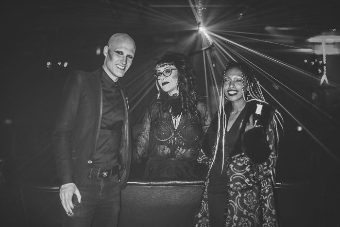 Retrato en blanco y negro de los asistentes al club: consejos de fotografía de clubes nocturnos