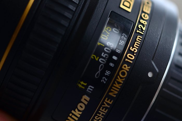 un primer plano de una lente Nikon y sus abreviaturas enumeradas