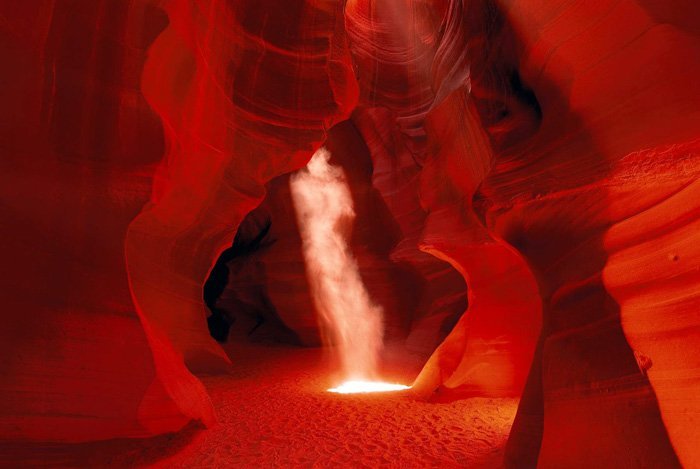 Fotografía en color de la nube de polvo en la cueva