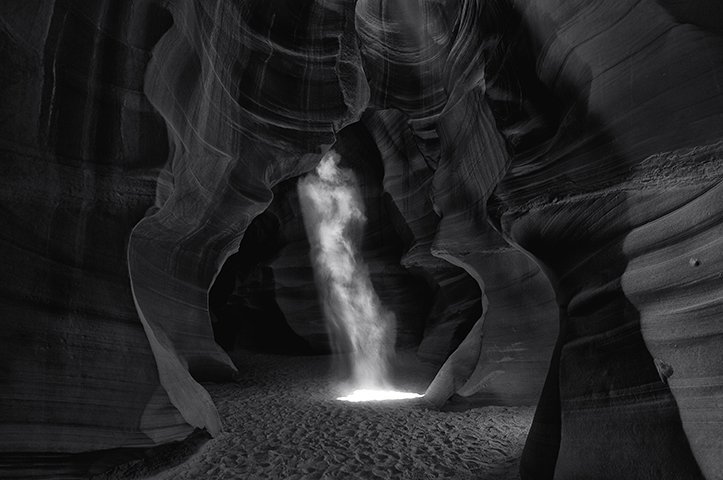 Fotografía en blanco y negro de la nube de polvo en la cueva
