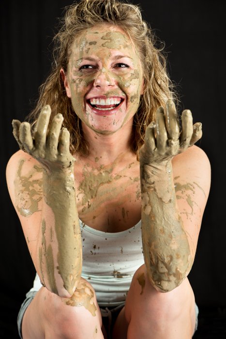 Un retrato de estudio de una modelo femenina cubierta con arcilla cerámica: errores de iluminación en la fotografía