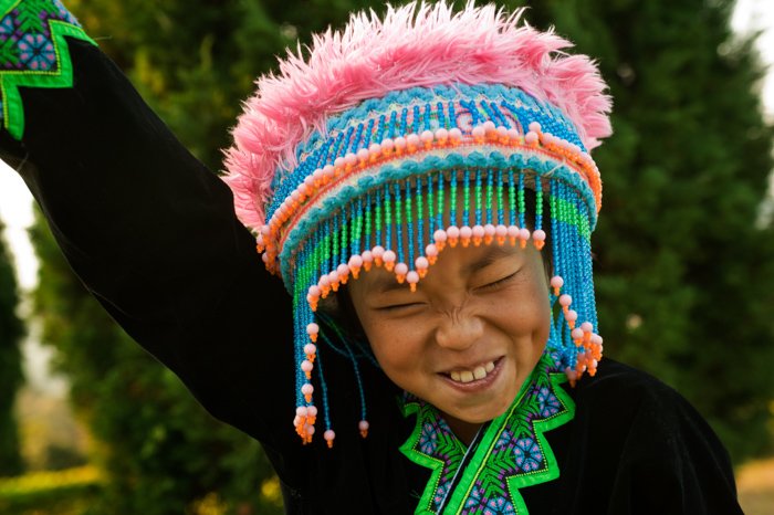Un retrato divertido de una joven de la tribu Hmong Hill: consejos de iluminación para retratos