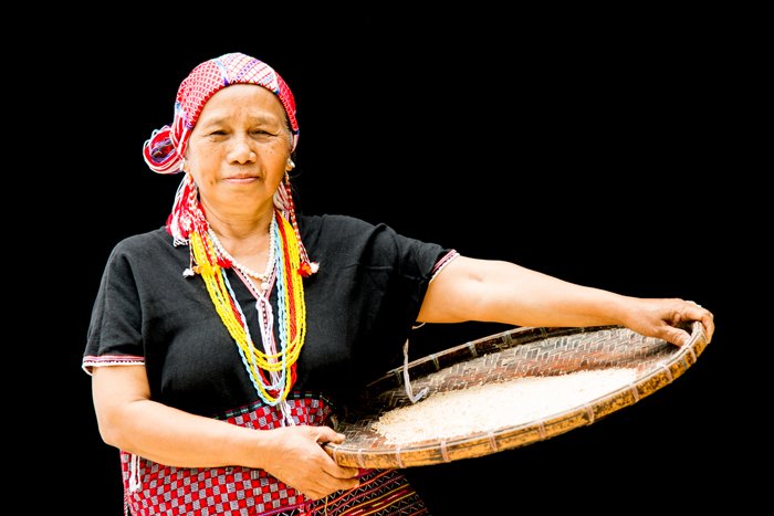 Un retrato de una modelo femenina posando sobre un fondo negro - errores de iluminación de fotografía