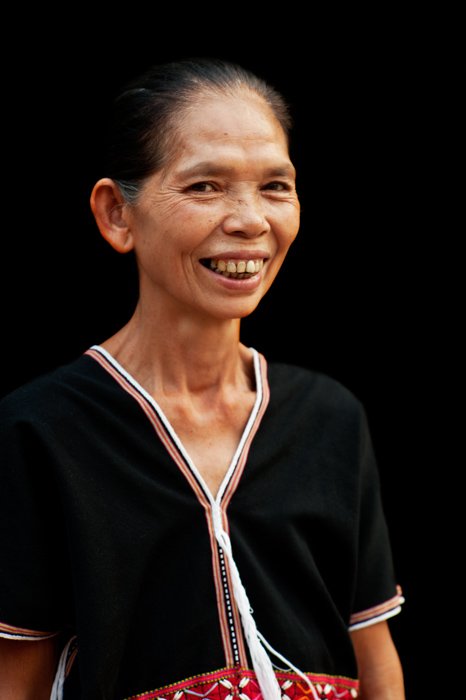 Un retrato de una modelo femenina posando sobre un fondo negro - errores de iluminación de fotografía
