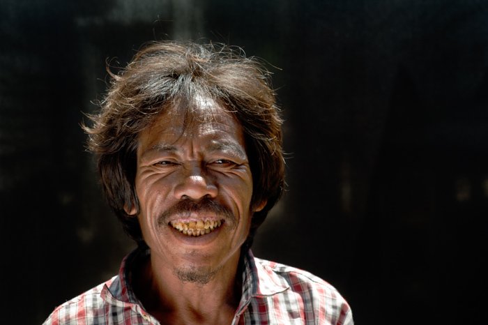 Un retrato de un retrato de un gitano del mar Moken - errores de iluminación de fotografía