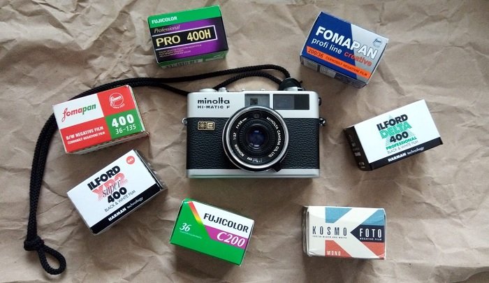 Una foto plana de una cámara rodeada de película