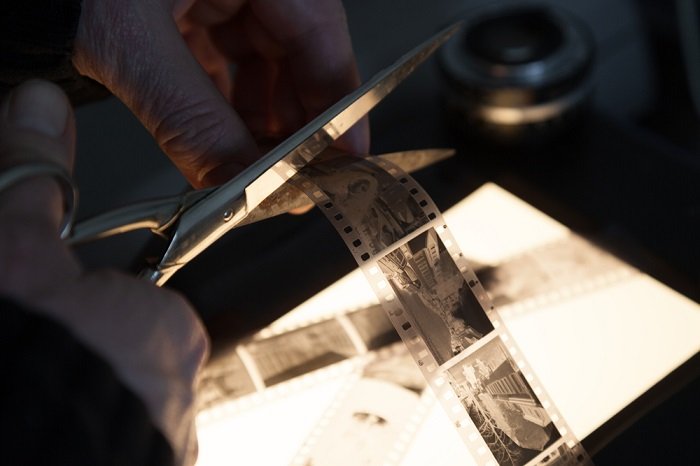 Tijeras cortando negativos