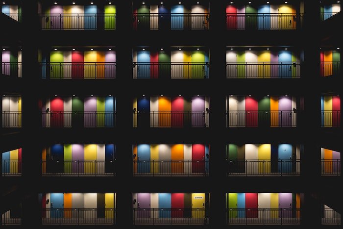 Repetición en la fotografía: patrones repetitivos de puertas de colores en el patio interior de un edificio de apartamentos