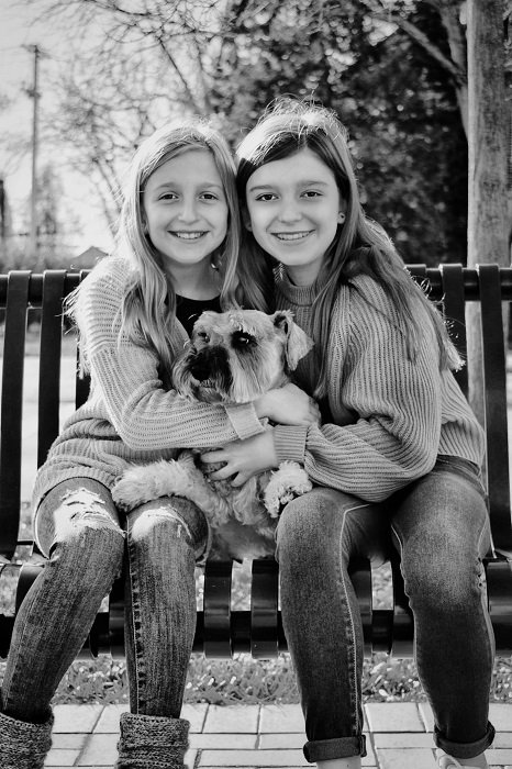 ideas para sesión de fotos de hermanas: dos niñas y un perro posando para la cámara