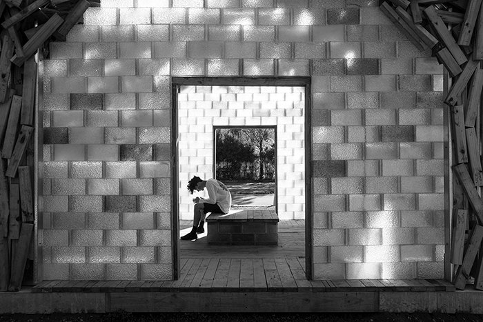 Fotografía en blanco y negro de un visitante en The Glass Pavilion 2017 por Gregor Kregar, iluminación de fotografía callejera