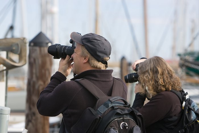 Dos fotógrafos trabajando al aire libre.